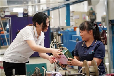 感恩母親 送愛到崗 | 湘聯電纜開展母親節關愛活動！